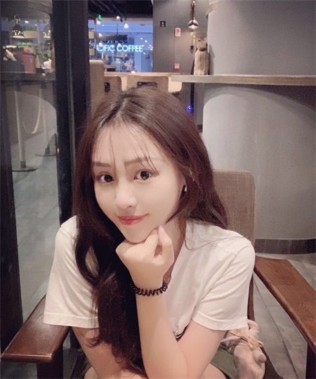 酒吧招聘女服务员